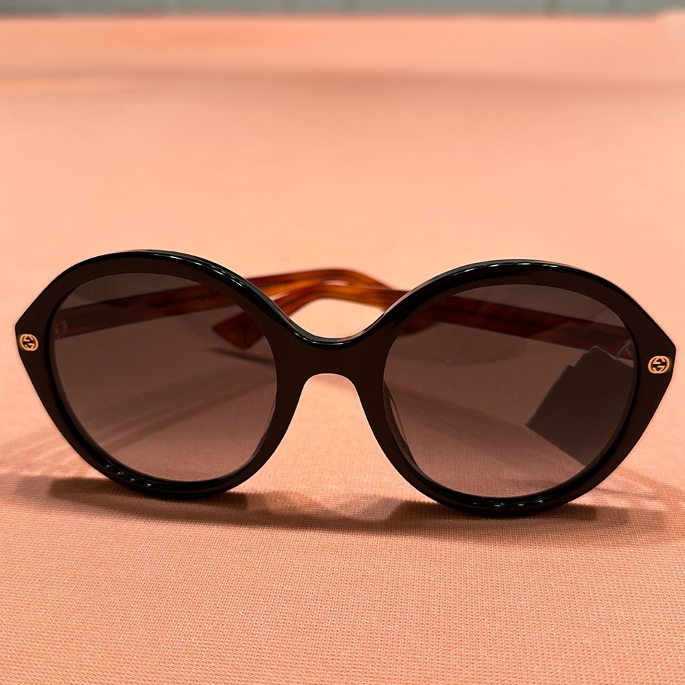 New Gucci Sun Glasses. Brown With Black Frame.